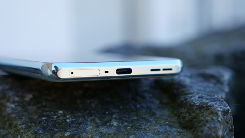 Bunden OnePlus 10T 5G USB C og SIM kort.JPG